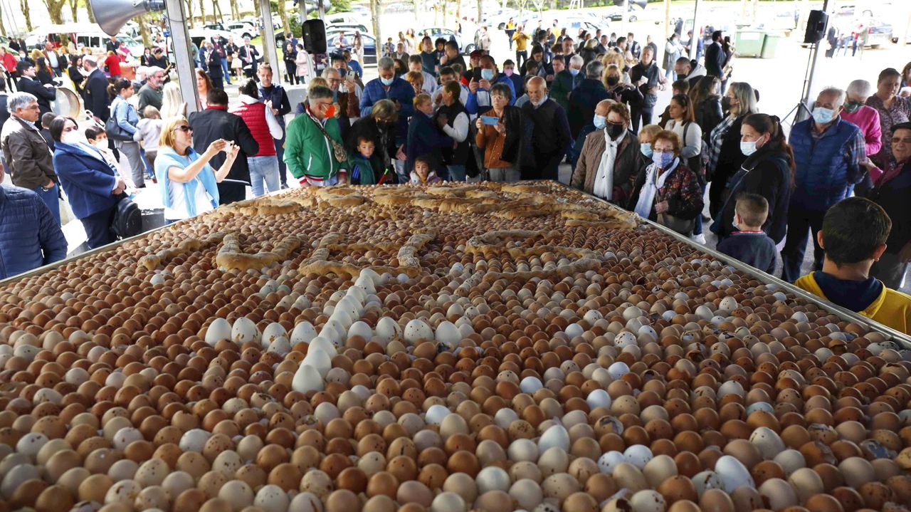 veinte-porteadores-para-un-colosal-bollo-guinness-de-seis-mil-huevos