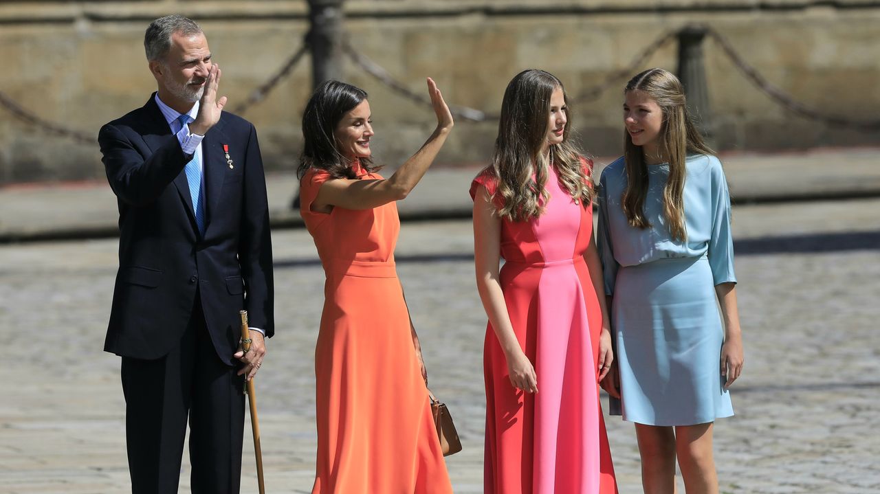 Letizia reaparece de naranja en la ofrenda al Apóstol Santiago: el